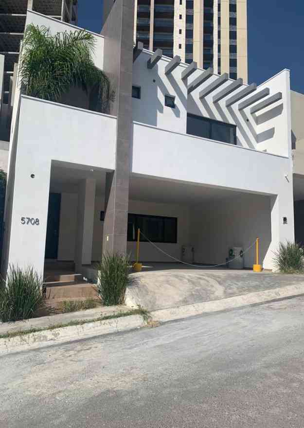 CASA EN VENTA EN PRIVADA FUNDADORES MONTERREY NUEVO LEON ZONA VALLE ORIENTE